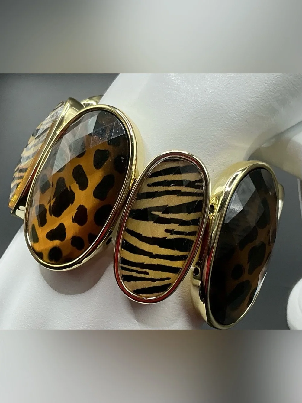 GOLD TONE ANIMAL PRINTS OVAL STRETCH BERACELET